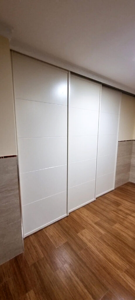 armario triple blanco Armario empotrado blanco, con tres puertas. Está cerrado. Hecho a medida.