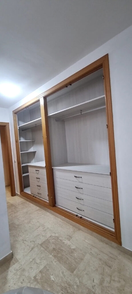 armarios amplios 1 Armario blanco con cajones. Es un armario empotrado con bastante espacio, pues dentro tiene una cajonera blanca. En la imagen se ve de lado, y se aprecia mejor lo amplio que es el armario por dentro. La vista es desde el lado derecho. Hecho a medida.