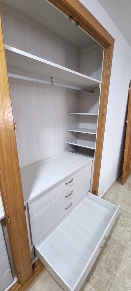 armarios amplios 2 Armario blanco con cajones. Es un armario empotrado con bastante espacio, pues dentro tiene una cajonera blanca. En la imagen se ve de lado, y se aprecia mejor lo amplio que es el armario por dentro. La vista es desde el lado izquierdo. Hecho a medida.