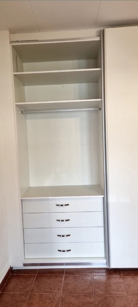 armarios cajones Armario blanco con cajones. Es un armario empotrado con bastante espacio, pues dentro tiene una cajonera blanca. Hecho a medida.