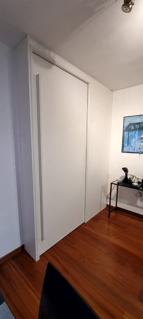 armarios normal Armario blanco. Es un armario empotrado blanco, que tiene una puerta. Está cerrado. Hecho a medida.