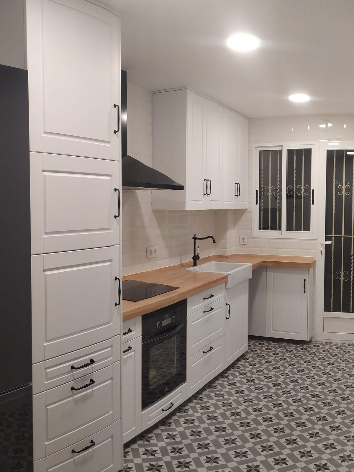 Cocina blanca encimera madera Muebles blancos de cocina con encimera clara puertas y cajones de madera hecho a medida.