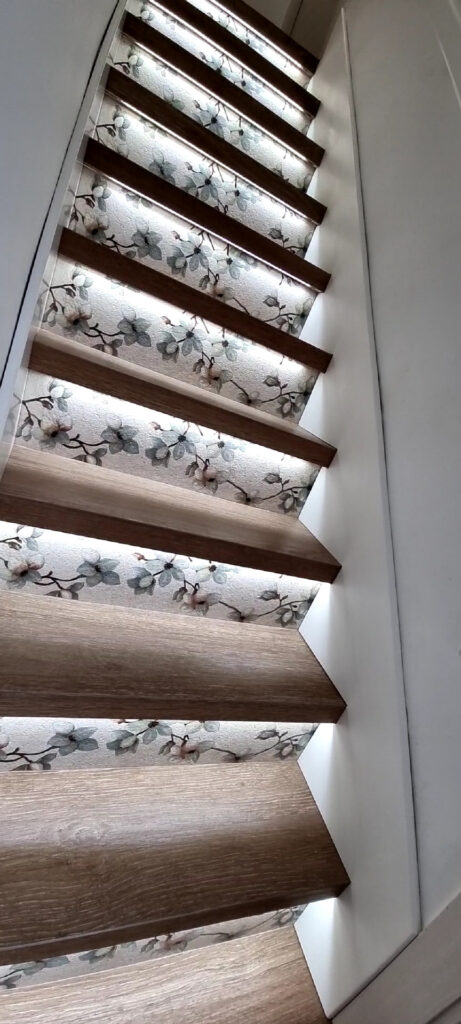 Escalera madera Escaleras con tablón de madera clara, vista desde el lado. Hecho a medida.