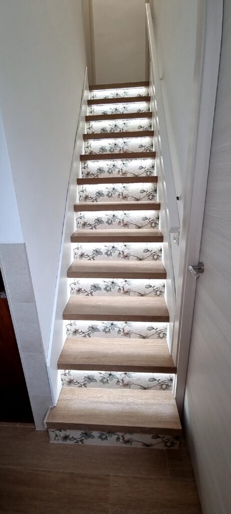 Escalera madera Escaleras con tablón de madera clara, vista desde el centro. Hecho a medida.