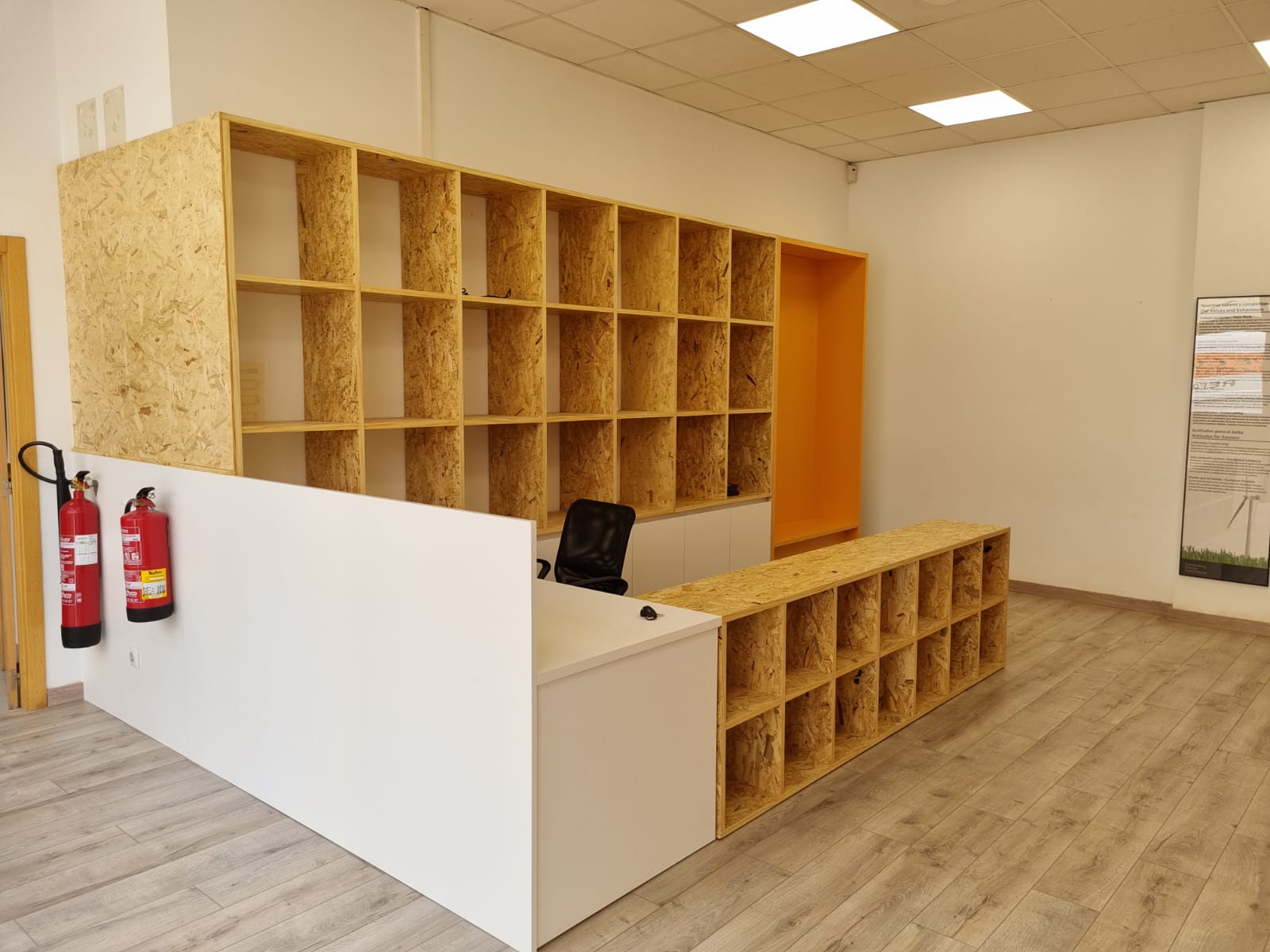 Estanterías cuadradas de madera para una empresa hechas a medida.