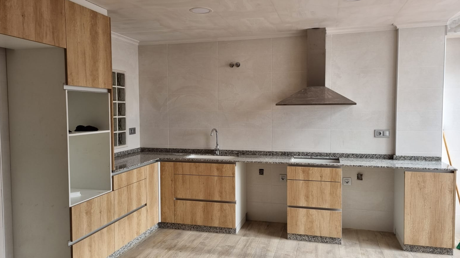 Muebles cocina. Muebles de cocina con puertas y cajones de madera hecho a medida.