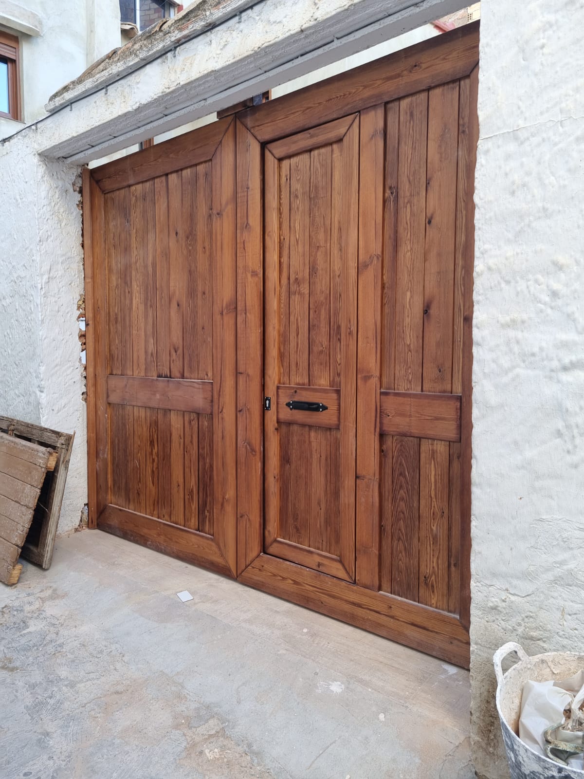 Puerta exterior. Puerta exterior grande de madera.