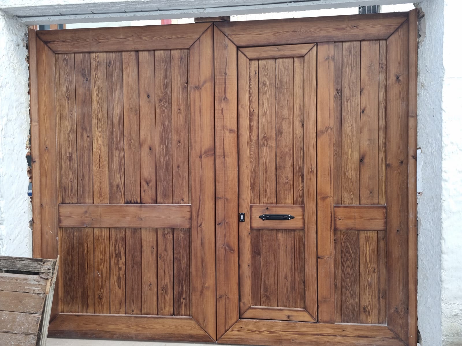 Puerta exterior madera Puerta exterior grande de madera, vista de frente.